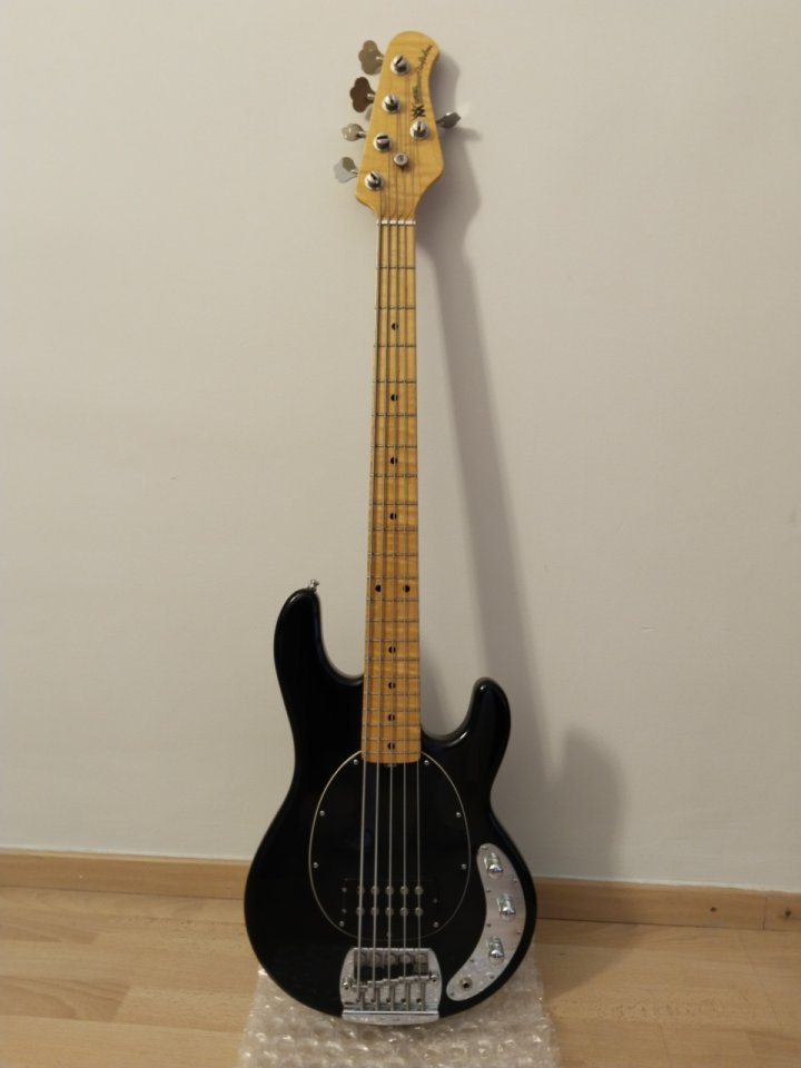 Music Man Stingray Classic 5 cuerdas de segunda mano · Barcelona · 2250 €