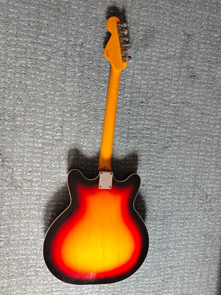 Fender Modern Player Coronado 3-Color Sunburst de segunda mano · Foto 3 de 10 · Madrid · 850 €