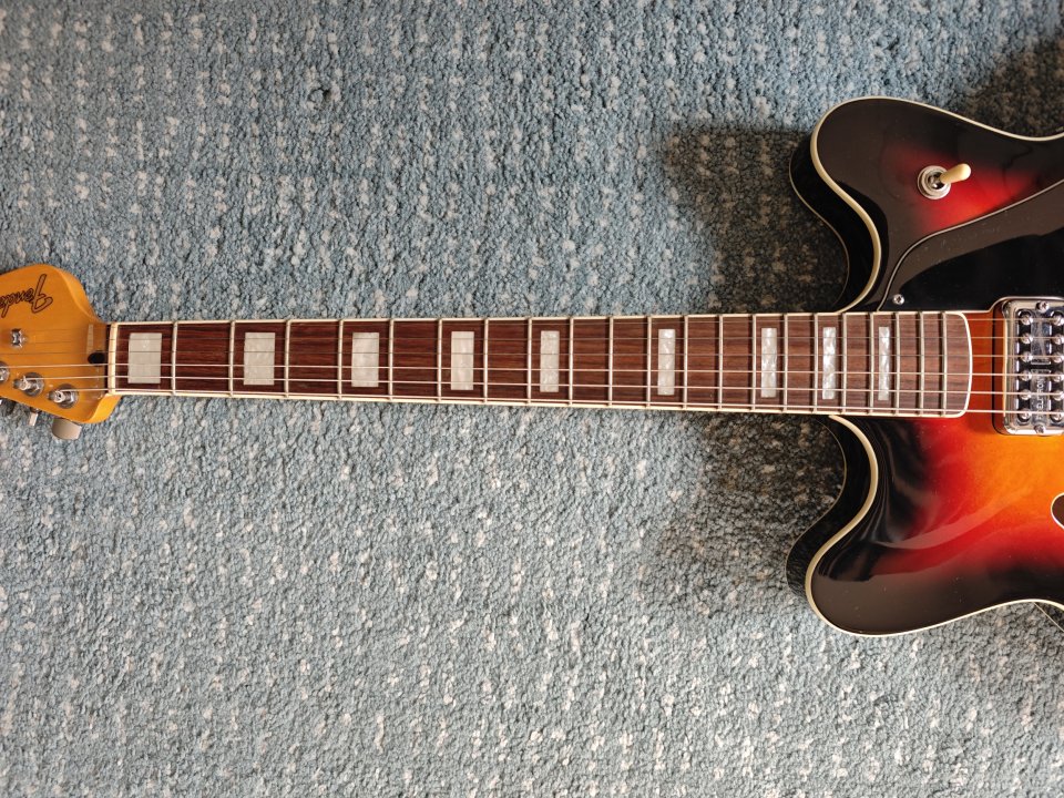 Fender Modern Player Coronado 3-Color Sunburst de segunda mano · Foto 8 de 10 · Madrid · 850 €