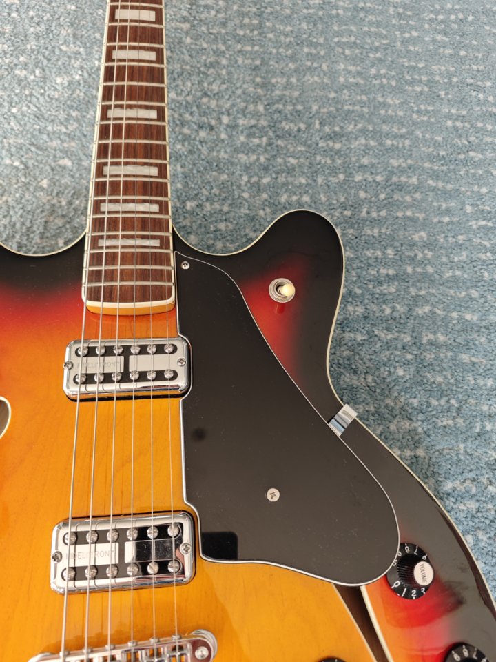 Fender Modern Player Coronado 3-Color Sunburst de segunda mano · Foto 5 de 10 · Madrid · 850 €