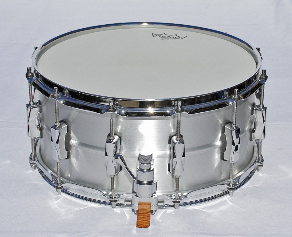 Caja con casco de aluminio sin soldaduras y 12 divisiones