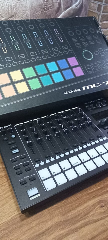 Roland MC-707 de segunda mano · Foto 7 de 7 · Barcelona · 700 €