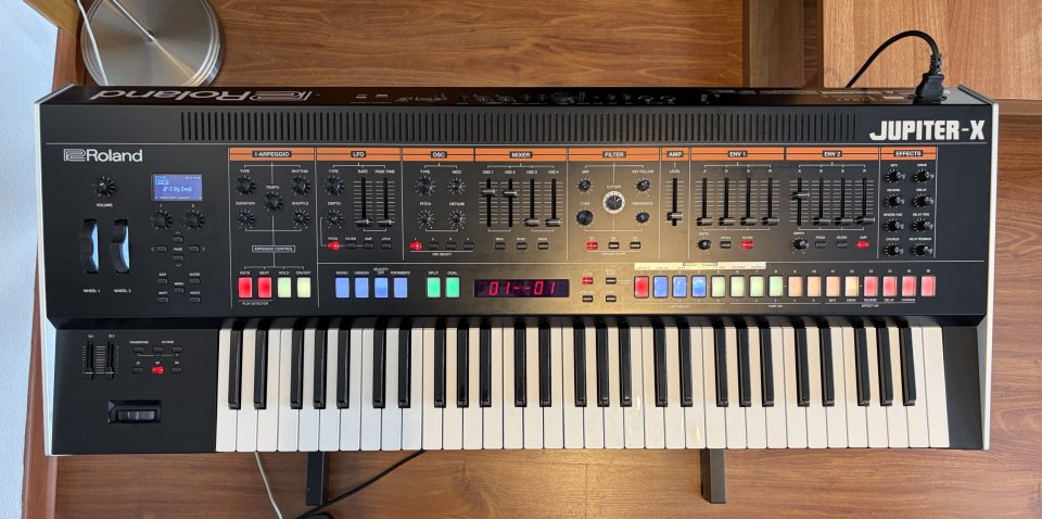 Roland Jupiter X + soporte Roland KS11Z de segunda mano · Foto 5 de 9 · Madrid · 1800 €