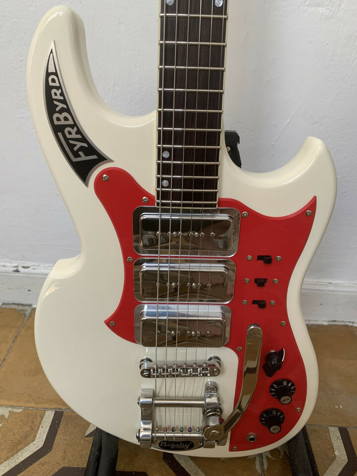 Eastwood Guitars Fyrbird Sharkbite