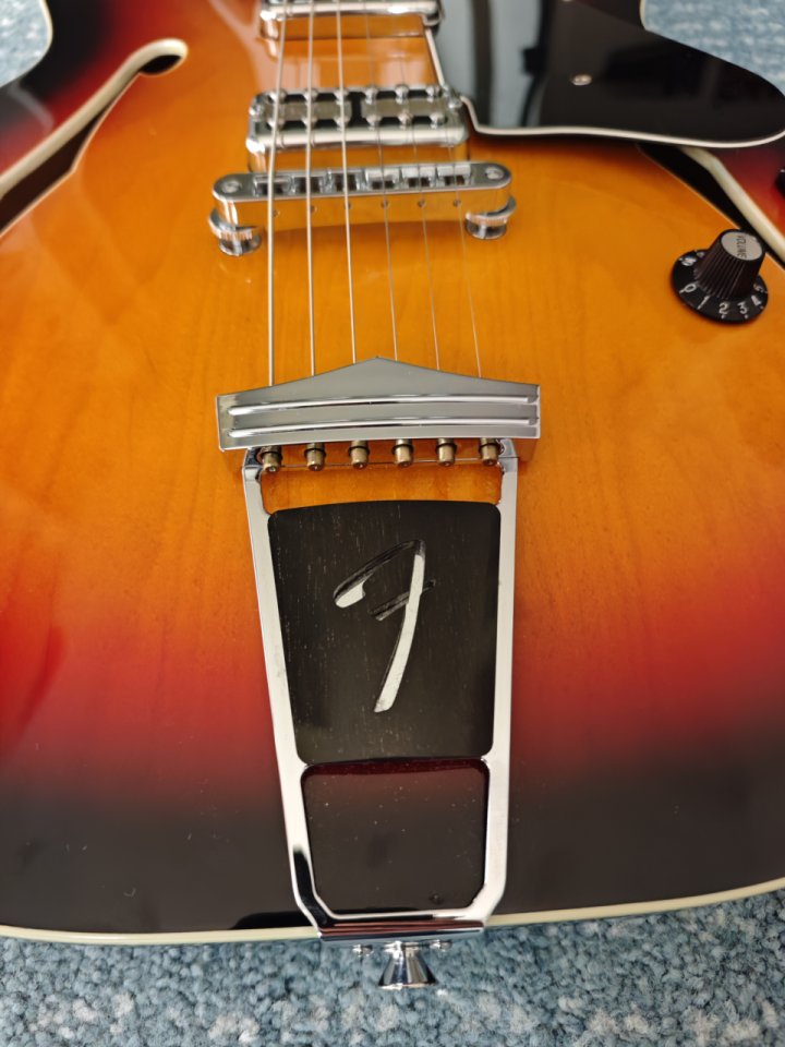 Fender Modern Player Coronado 3-Color Sunburst de segunda mano · Foto 7 de 10 · Madrid · 850 €