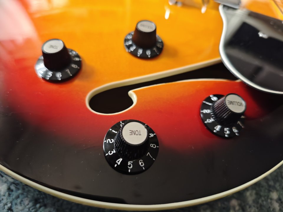 Fender Modern Player Coronado 3-Color Sunburst de segunda mano · Foto 6 de 10 · Madrid · 850 €