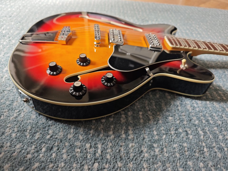 Fender Modern Player Coronado 3-Color Sunburst de segunda mano · Foto 10 de 10 · Madrid · 850 €