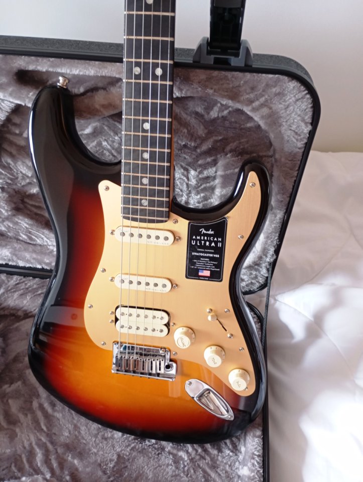 Fender Am Ultra II Strat HSS EB UBST (a estrenar)