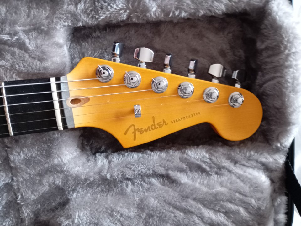 Fender Am Ultra II Strat HSS EB UBST (a estrenar)