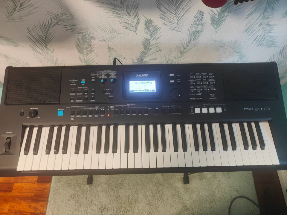 Teclado Yamaha PSR-E473 de 61 teclas de segunda mano · Foto 1 de 6 · A Coruña · 225 €