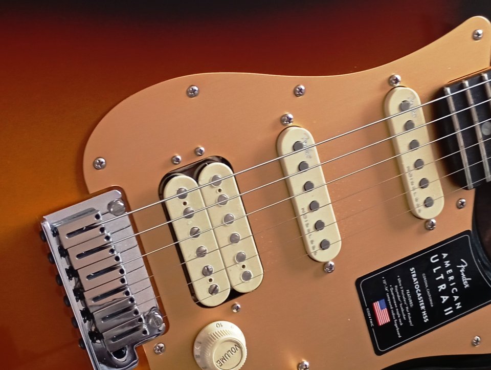 Fender Am Ultra II Strat HSS EB UBST (a estrenar)