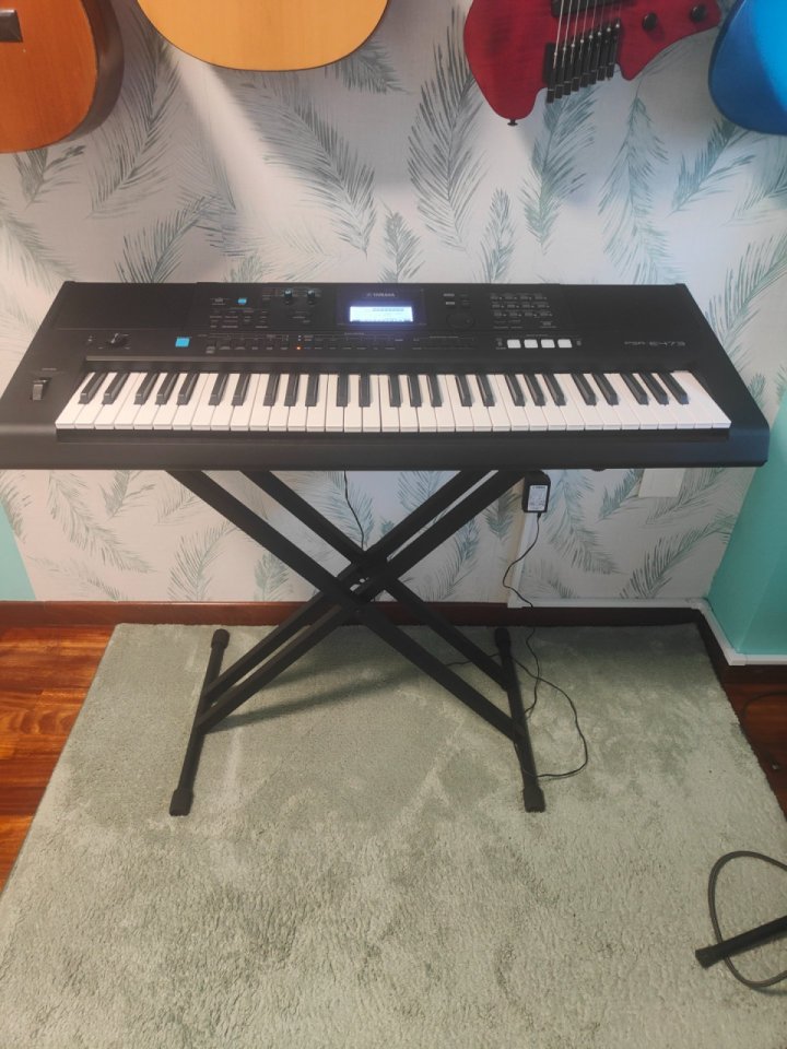Teclado Yamaha PSR-E473 de 61 teclas de segunda mano · Foto 3 de 6 · A Coruña · 225 €