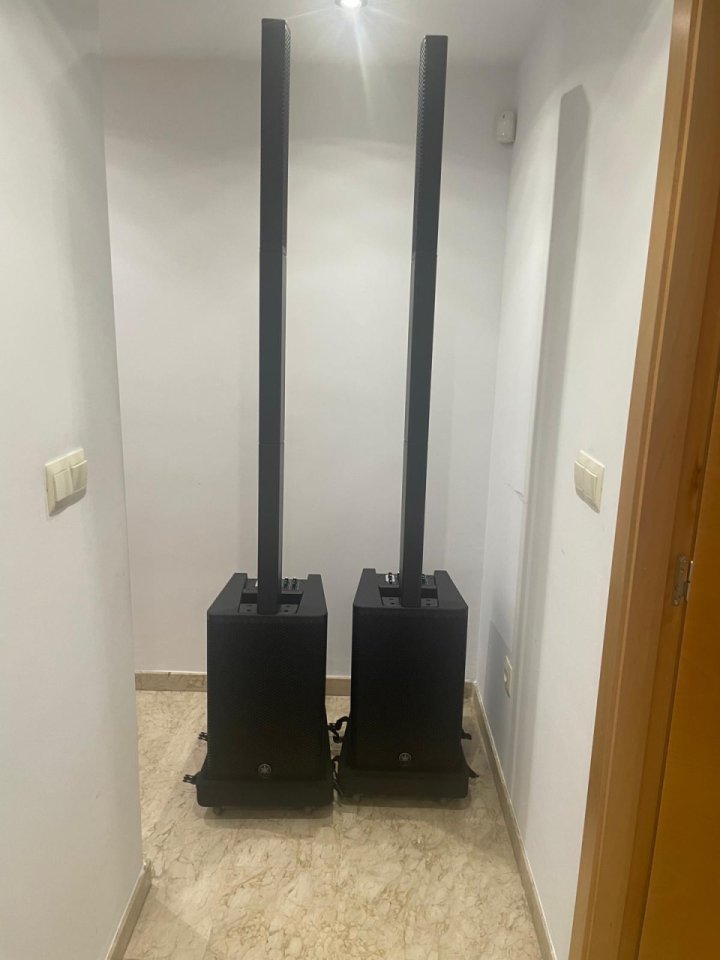 Vendo dos equipos de sonido Yamaha stagepas 1K casi nuevo con funda cables para conectar a mesa de sonido de segunda mano · Foto 2 de 8 · Valencia · 1500 €