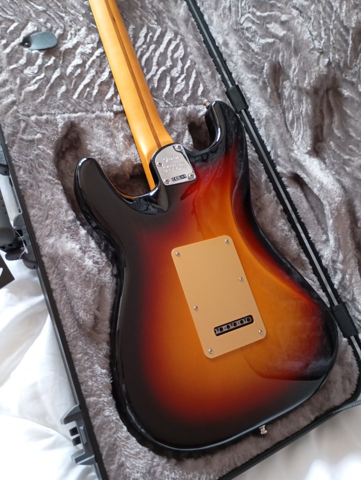 Fender Am Ultra II Strat HSS EB UBST (a estrenar)