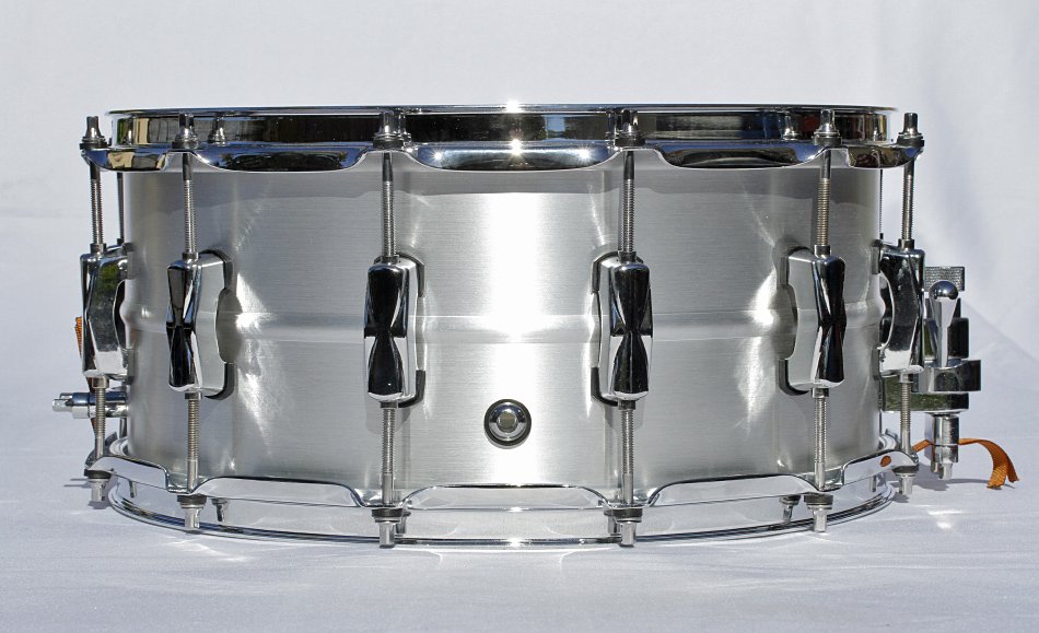 Caja con casco de aluminio sin soldaduras y 12 divisiones