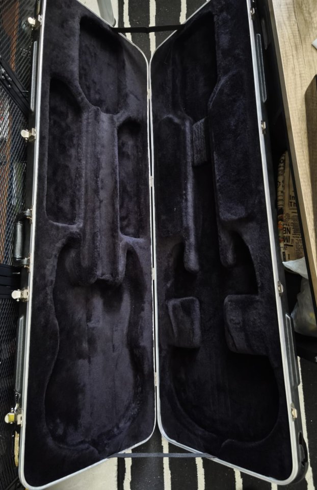 Estuche rígido para bajo Sterling USA. Music Man