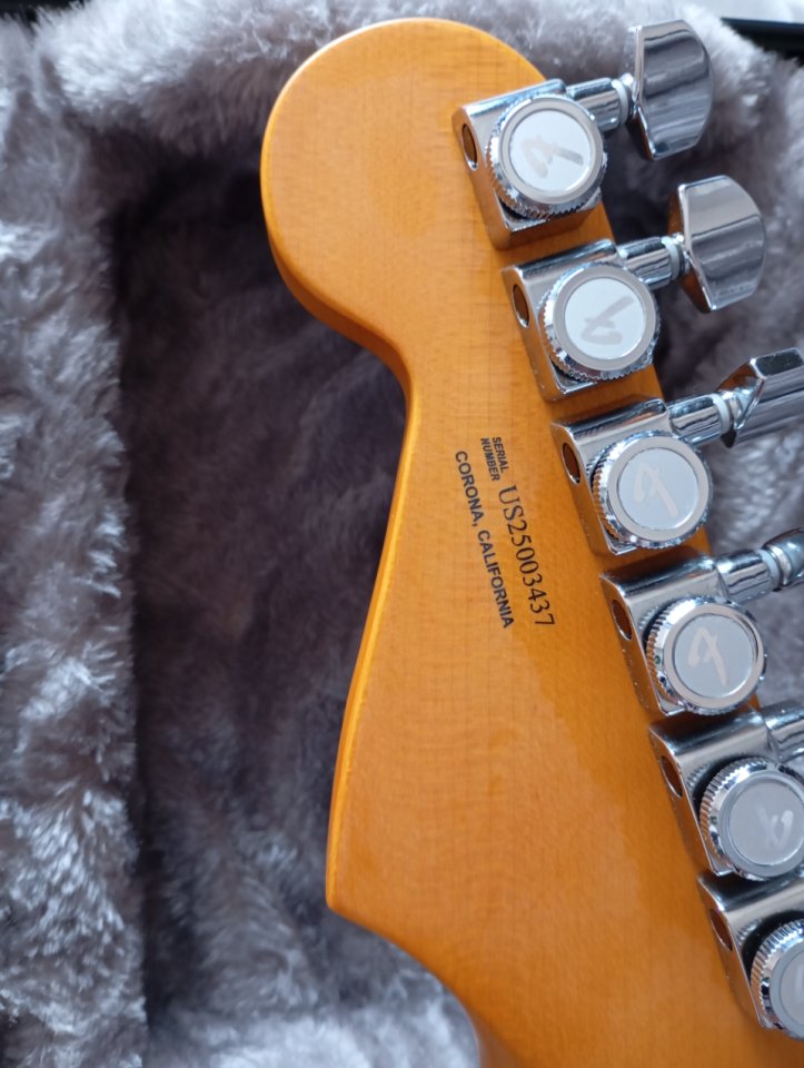 Fender Am Ultra II Strat HSS EB UBST (a estrenar)