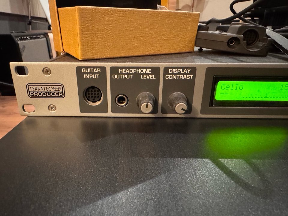 Guitarra MIDI, controlador y pastila Terratec de segunda mano · Foto 2 de 8 · A Coruña · 349 €