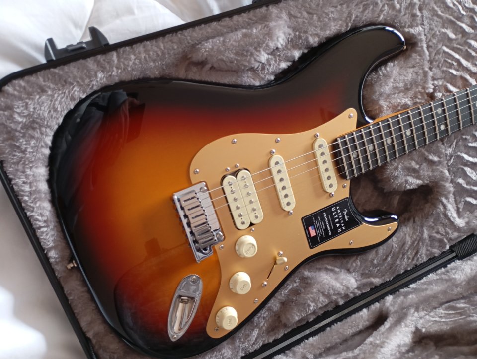 Fender Am Ultra II Strat HSS EB UBST (a estrenar)