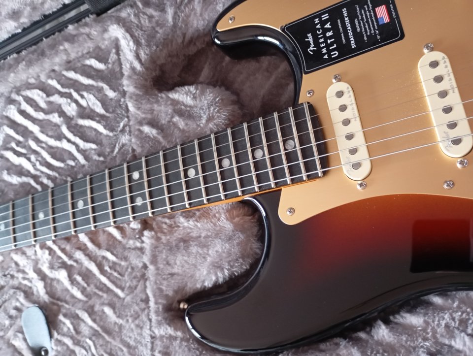 Fender Am Ultra II Strat HSS EB UBST (a estrenar)