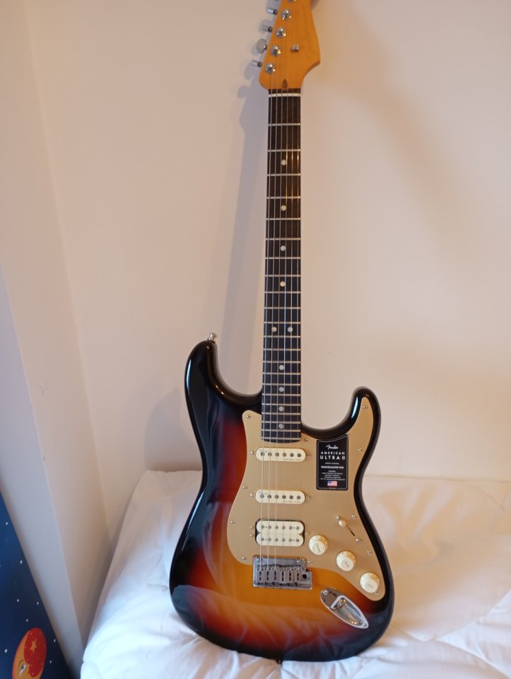 Fender Am Ultra II Strat HSS EB UBST (a estrenar)