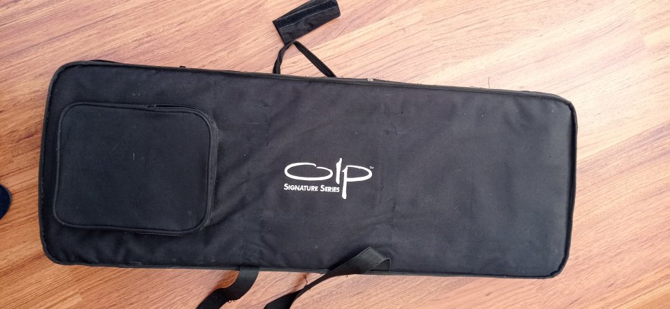 Funda semirrígida de guitarra para reparar de segunda mano · Foto 1 de 2 · Cuenca · 15 €