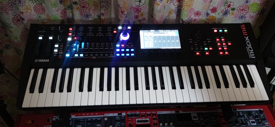 Yamaha MODX M6 + Estuche + Funda antipolvo + Librerías