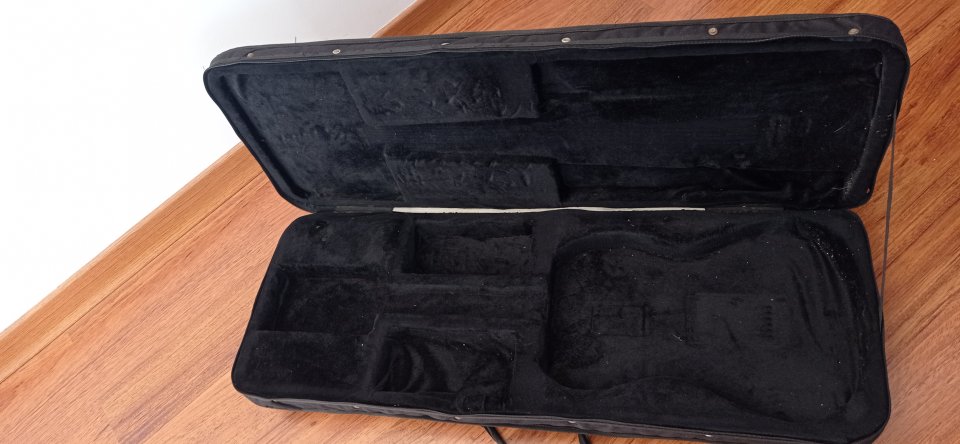 Funda semirrígida de guitarra para reparar de segunda mano · Foto 2 de 2 · Cuenca · 15 €