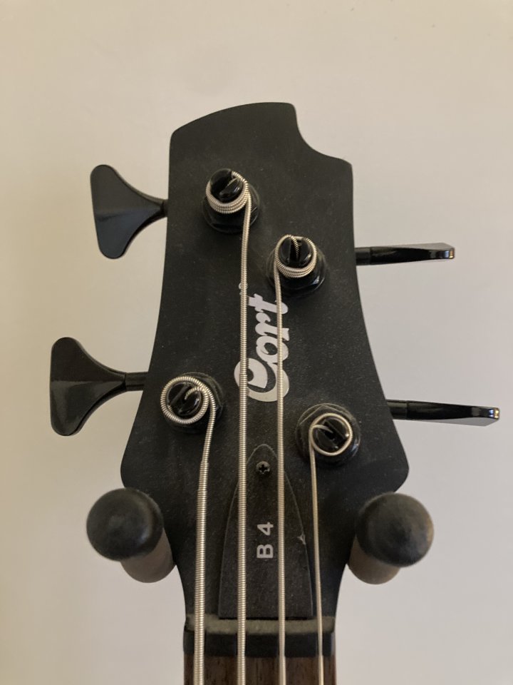 Bajo eléctrico Cort B4 fabricado en Corea