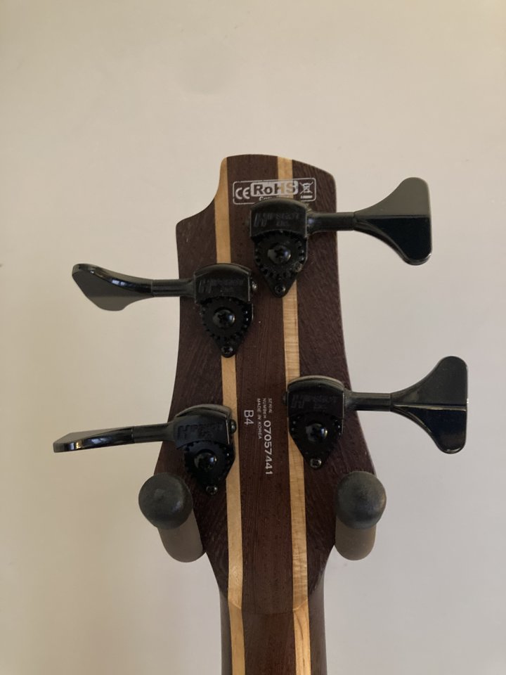Bajo eléctrico Cort B4 fabricado en Corea