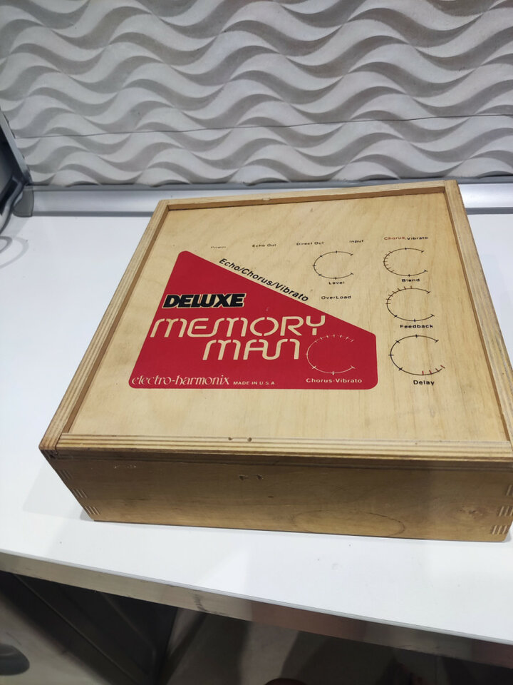 EHX Deluxe Memory Man Reissue EC-2002 (2002–2007).