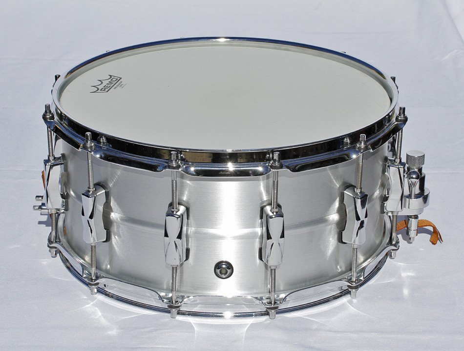 Caja con casco de aluminio sin soldaduras y 12 divisiones