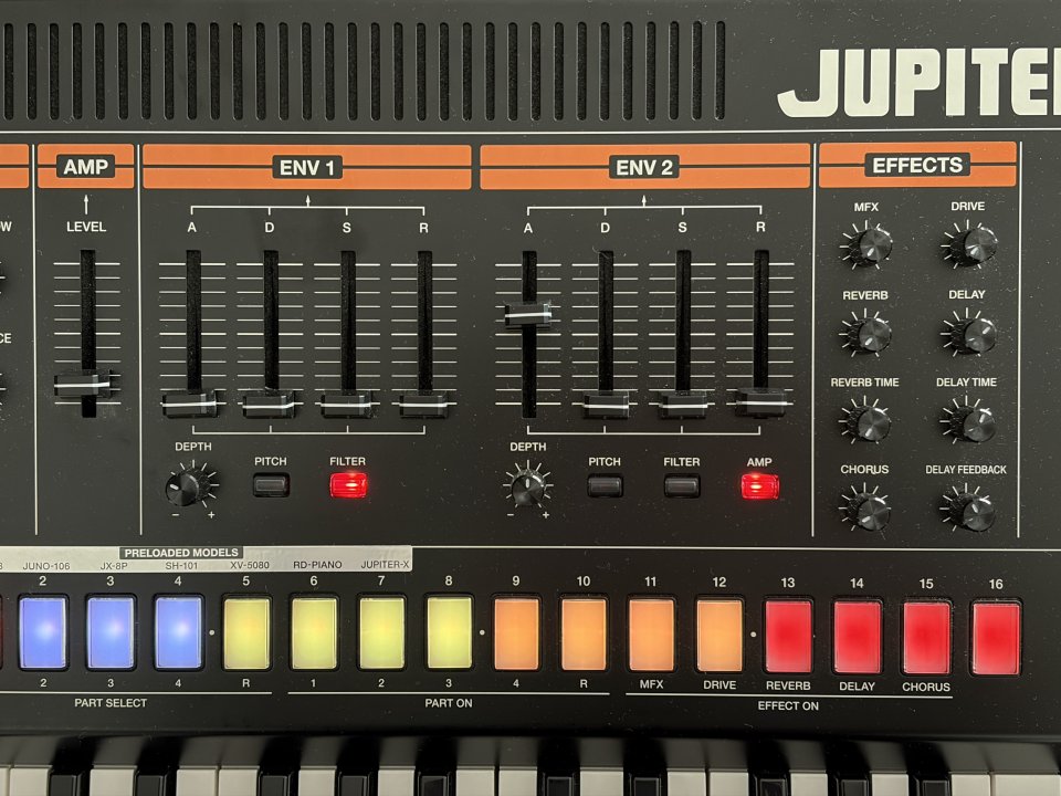 Roland Jupiter X + soporte Roland KS11Z de segunda mano · Foto 7 de 9 · Madrid · 1800 €