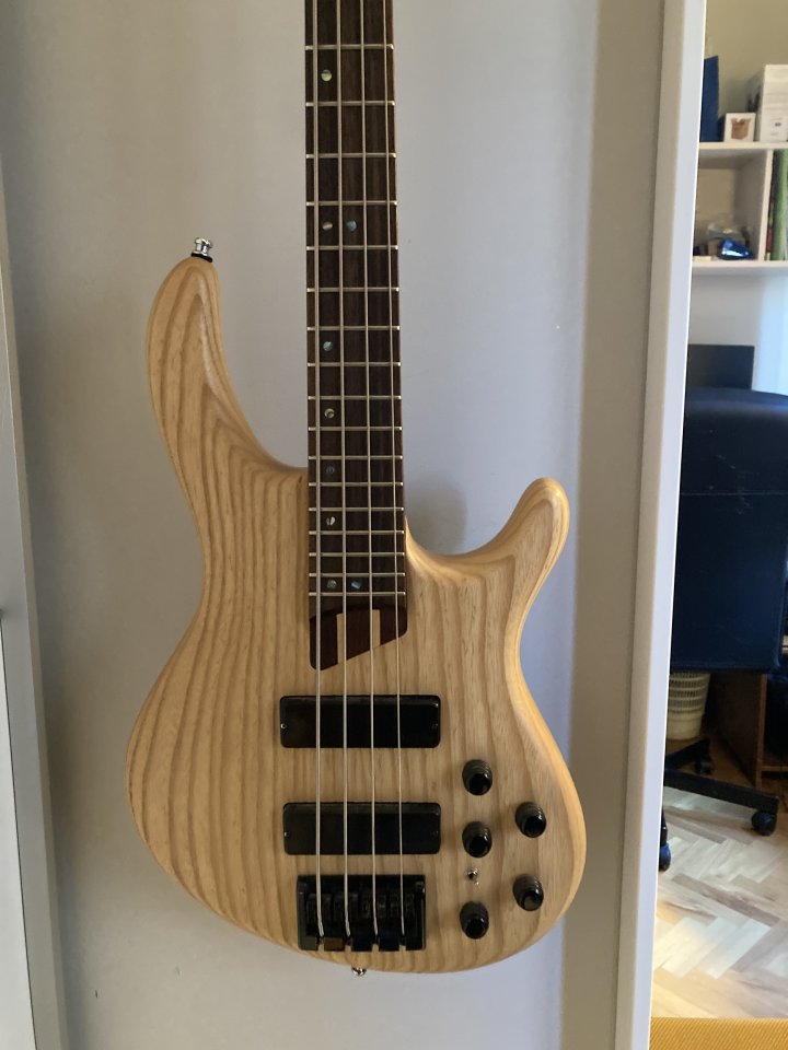 Bajo eléctrico Cort B4 fabricado en Corea