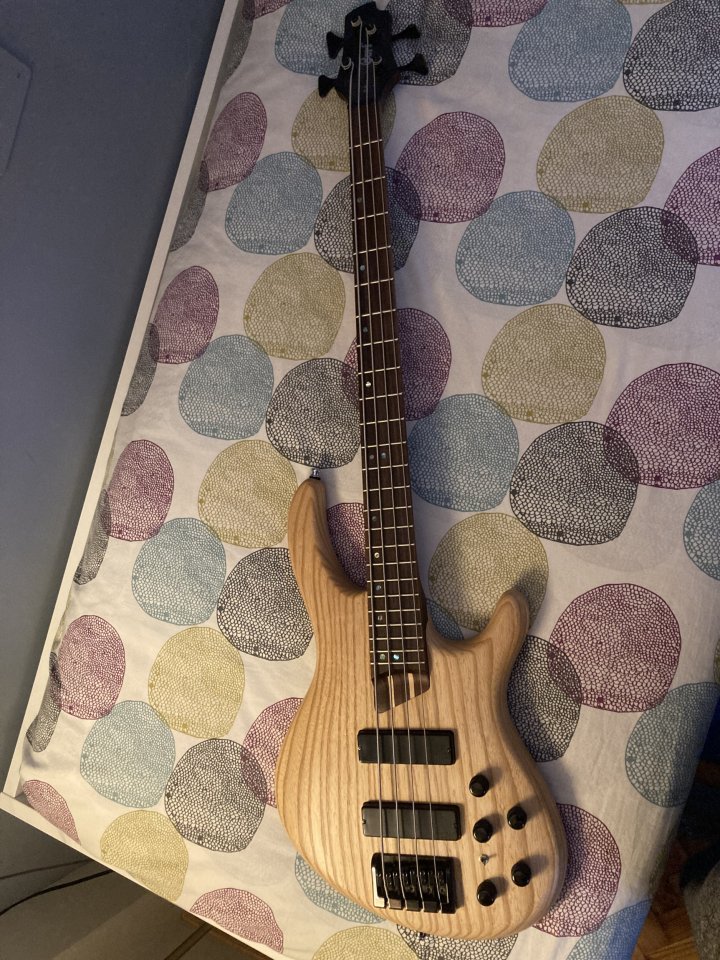 Bajo eléctrico Cort B4 fabricado en Corea