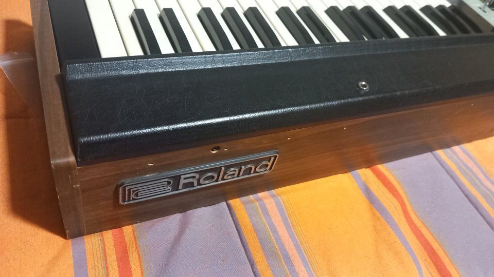 Roland SH 2000