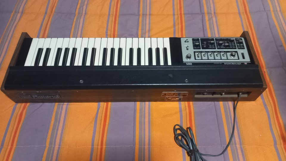 Roland SH 2000