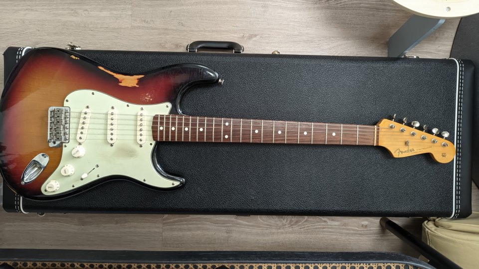 Vuelve a la venta Fender strat AVRI Hot Rod 62
