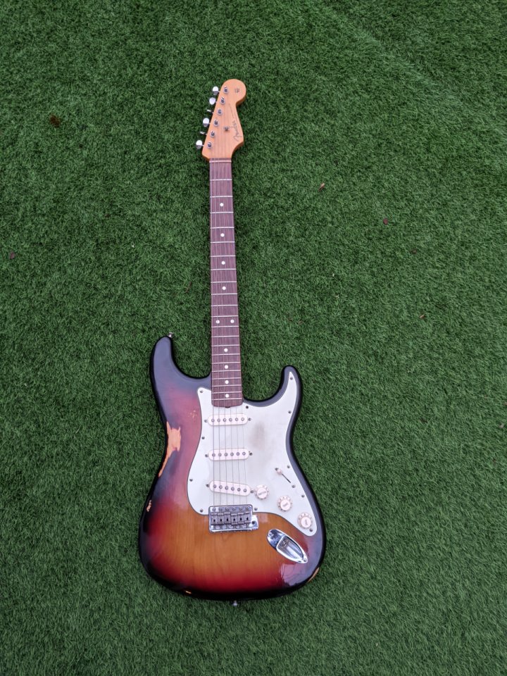 Vuelve a la venta Fender strat AVRI Hot Rod 62