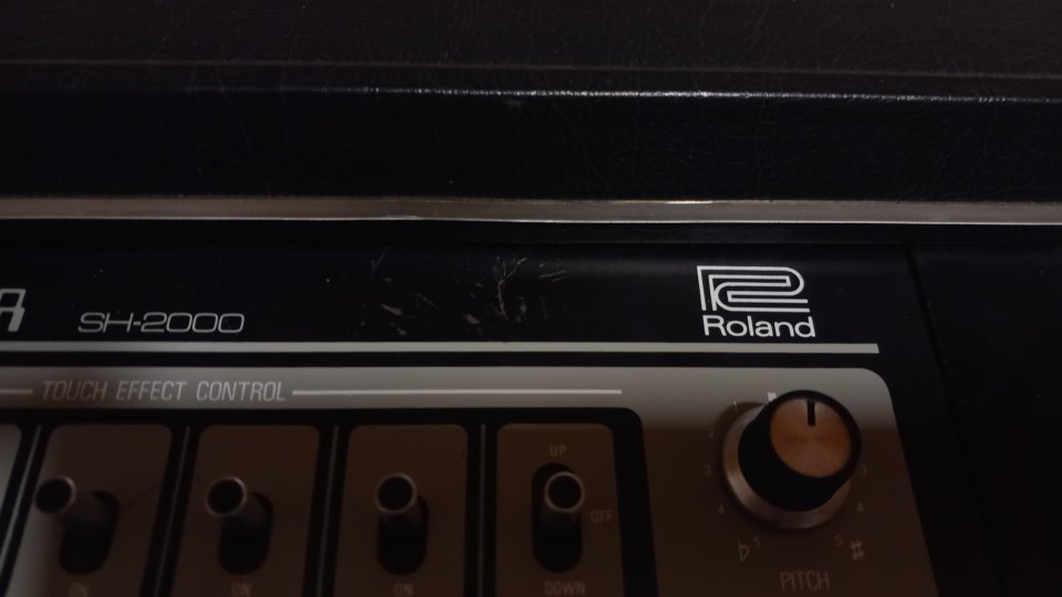 Roland SH 2000