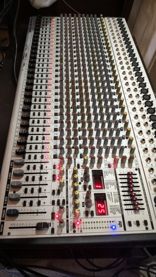 Behringer eurodesk sl3242 fx pro de segunda mano · Foto 1 de 9 · Cádiz · 320 €