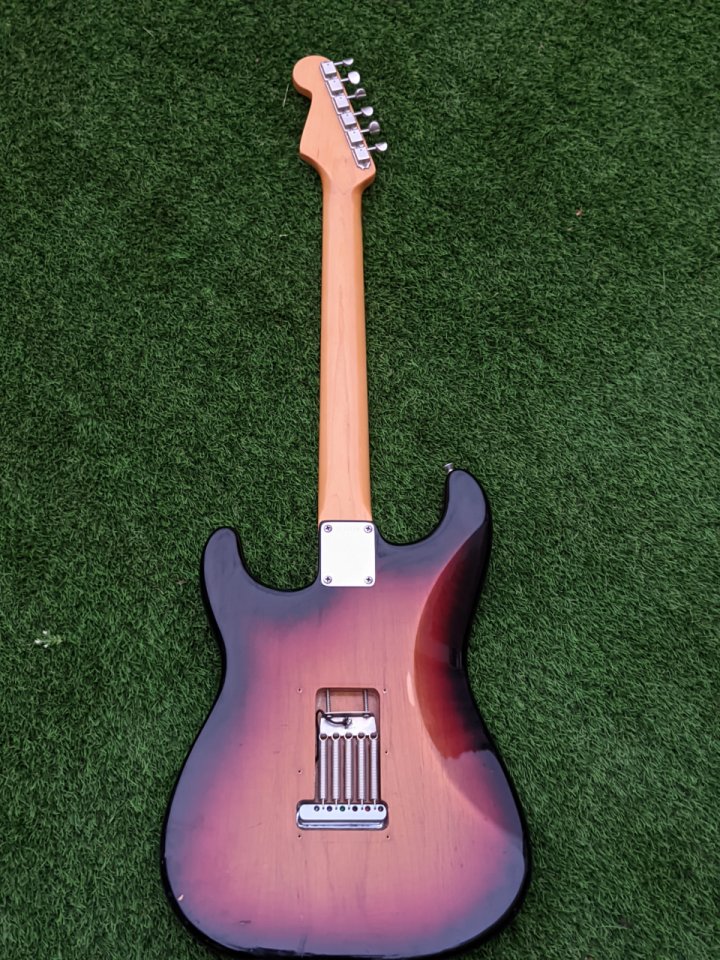 Vuelve a la venta Fender strat AVRI Hot Rod 62