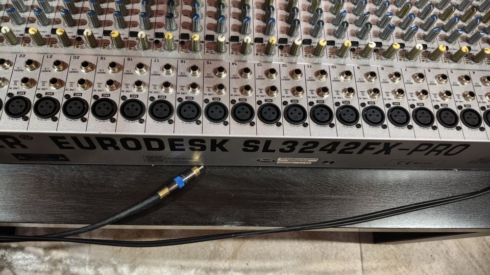 Behringer eurodesk sl3242 fx pro de segunda mano · Foto 2 de 9 · Cádiz · 320 €