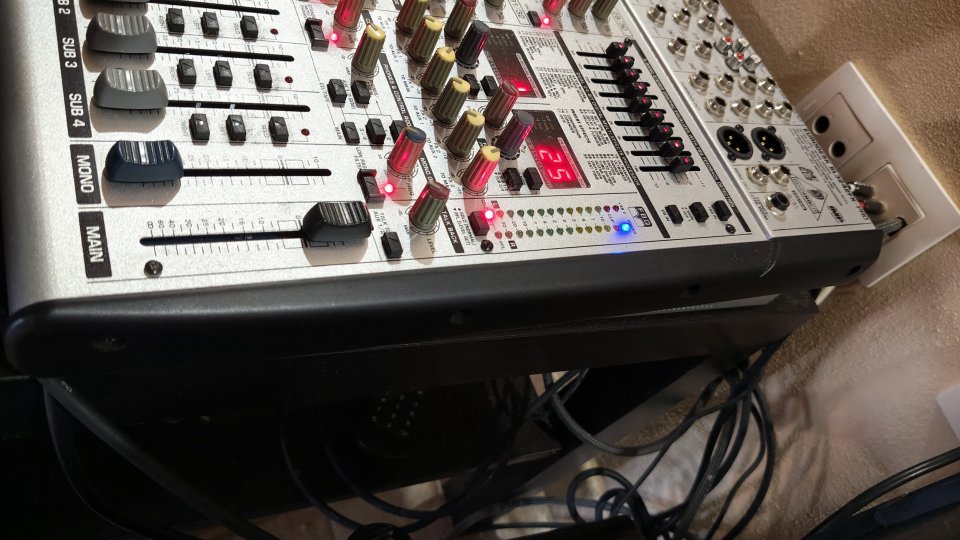 Behringer eurodesk sl3242 fx pro de segunda mano · Foto 3 de 9 · Cádiz · 320 €