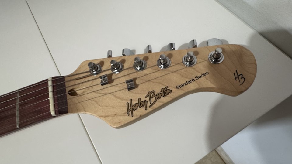 Harley Benton: Guitarra Eléctrica + Nylon Electrificada + Fundas
