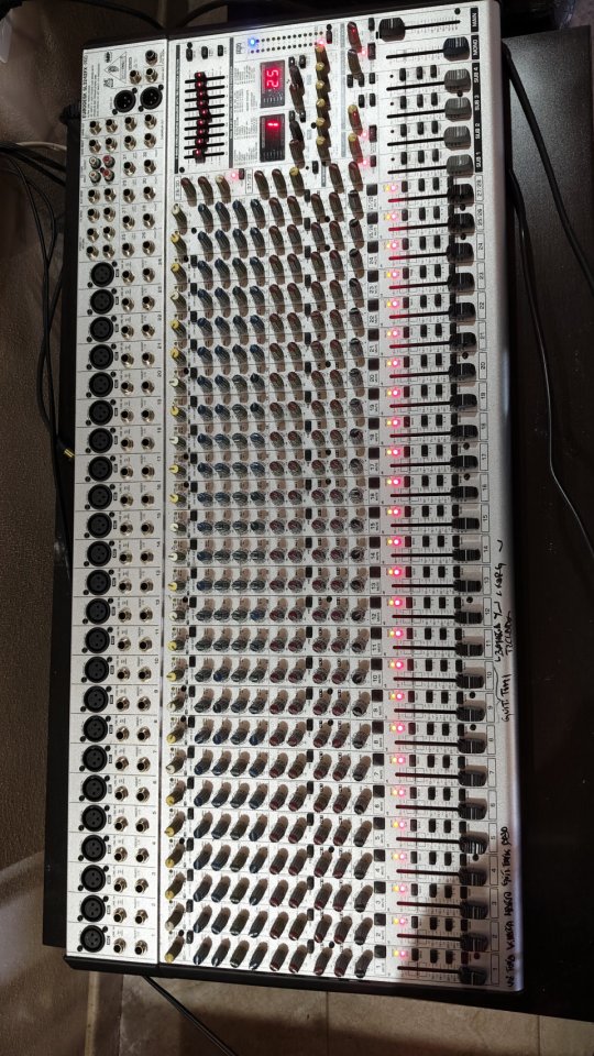 Behringer eurodesk sl3242 fx pro de segunda mano · Foto 4 de 9 · Cádiz · 320 €