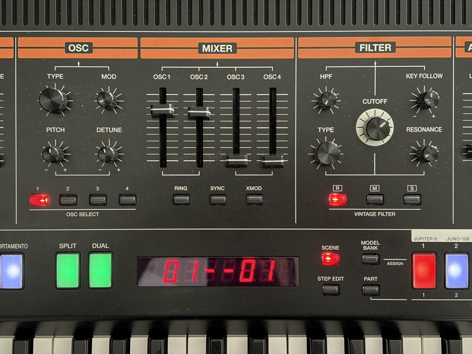Roland Jupiter X + soporte Roland KS11Z de segunda mano · Foto 8 de 9 · Madrid · 1800 €