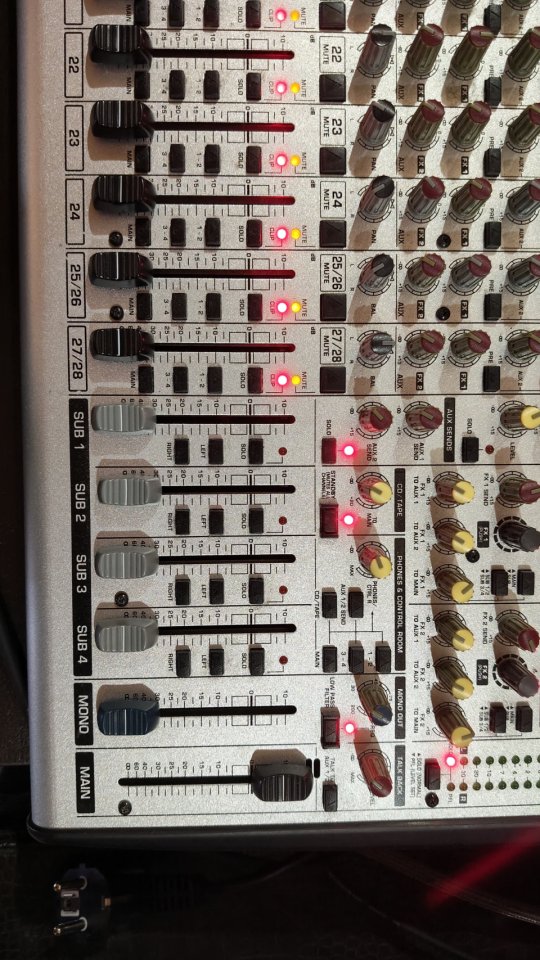 Behringer eurodesk sl3242 fx pro de segunda mano · Foto 5 de 9 · Cádiz · 320 €