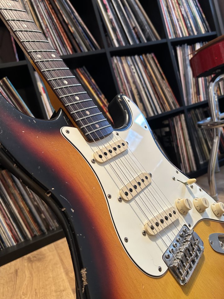 Vegarelics Stratocaster Sunburst Old Sweat de segunda mano · Foto 2 de 8 · Bizkaia · 1700 €
