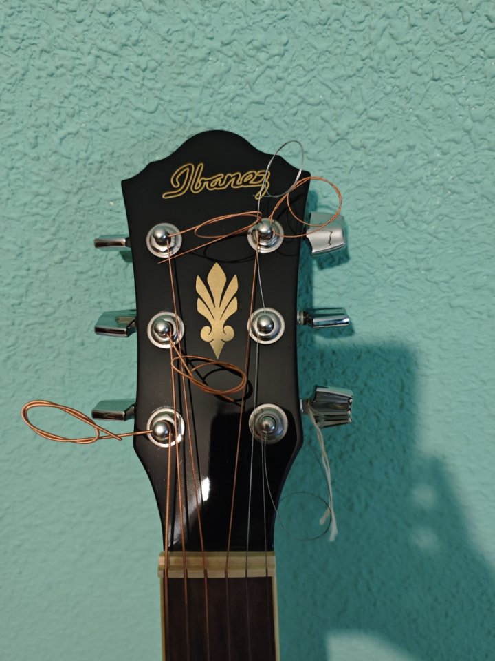 Ibanez AEG8E-NT electroacústica + funda rígida. Entrega en mano en Granada y alrededores.